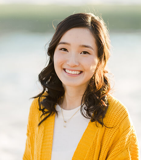 Image of Linda Yoon, one of the therapists at Yellow Chair Collective. You can work with Linda for anxiety treatment in Los Angeles, CA. 90404 | 90503