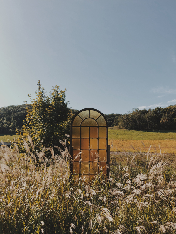 Image of a glass screen in an open field. This image depicts the isolation that burnout can bring. Individual therapy in Los Angeles, CA can help reduce stress. | 91006 | 90071
