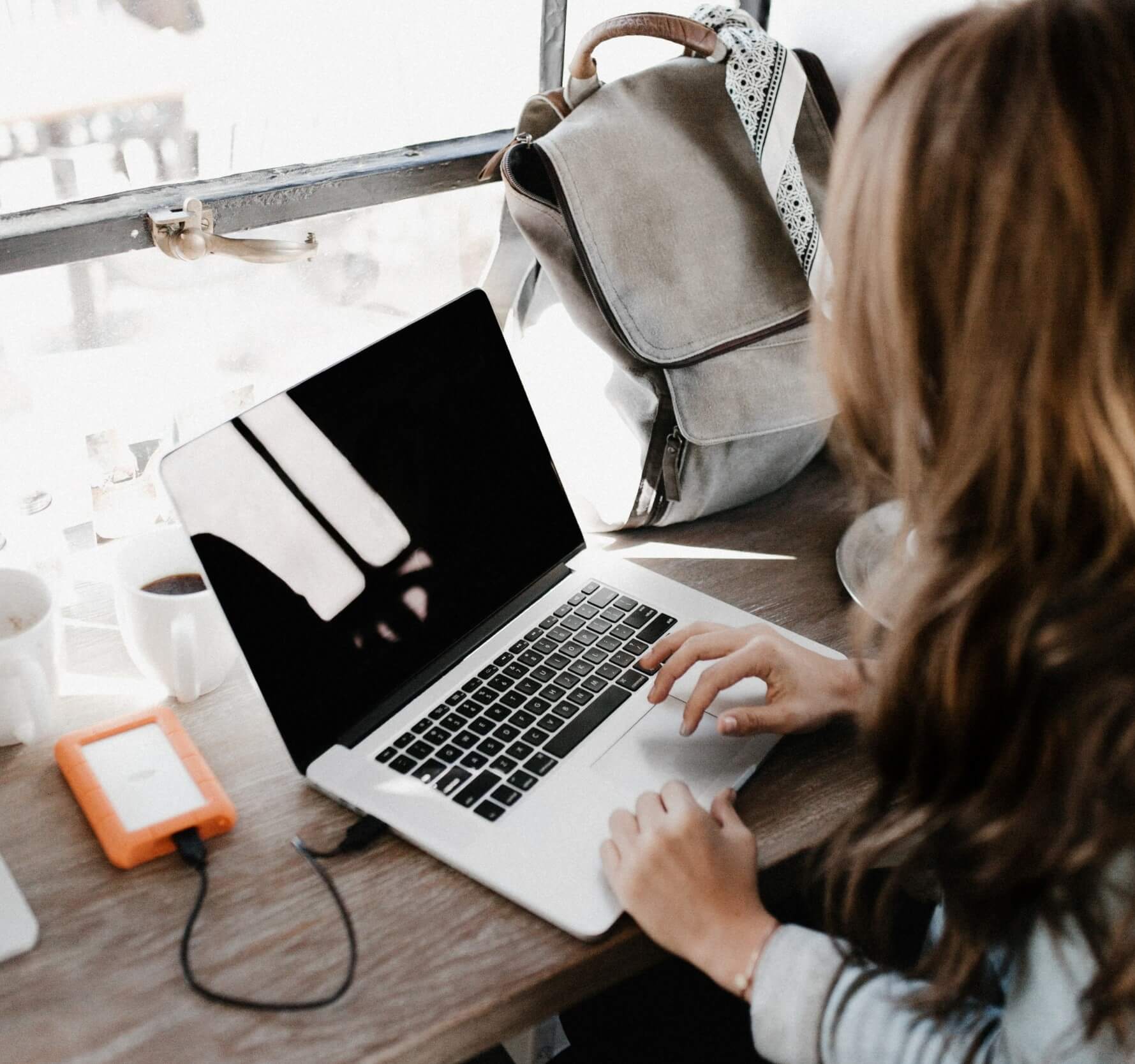 Image of a woman working on her laptop. This image demonstrates how easy it can be for you to meet with an online therapist in Los Angeles, CA. With online therapy in California, you can do online anxiety treatment or online postpartum therapy in California. | 91108 | 90232