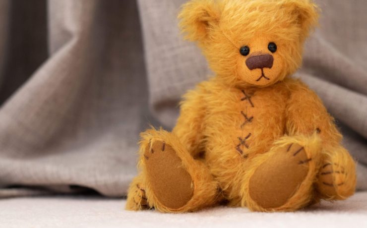 Image of a yellow sad looking teddy bear. This image depicts the sadness that parents in postpartum therapy in Los Angeles, CA may be feeling. | 90504 | 90505