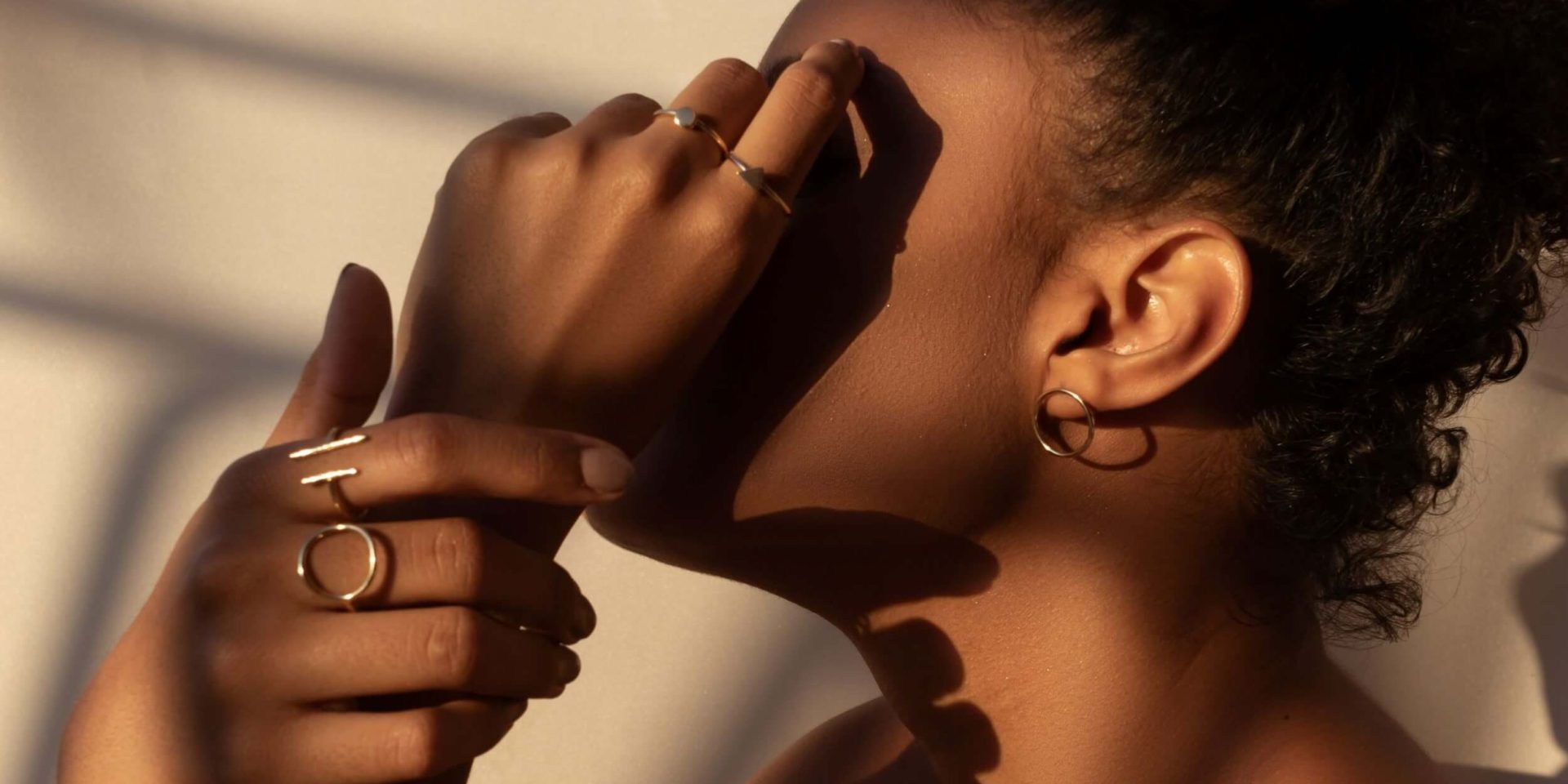 Image of the side profile of a Black woman. The woman in the image represents how healing from racial trauma can take place with a trauma therapist in Los Angeles, CA. 91006 | 90071