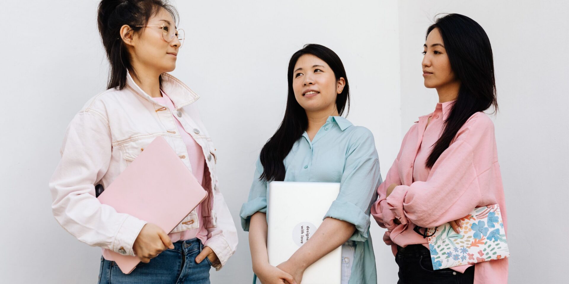 millennial women friends