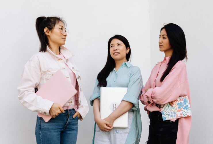 millennial women friends